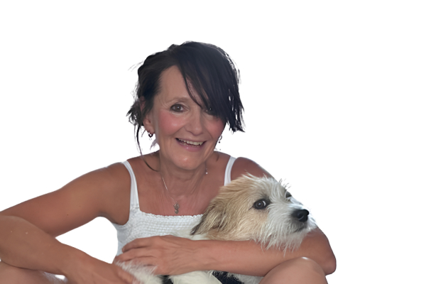 Ein freigestelltes Foto von Astrid mit ihrem Hund.