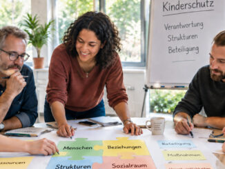 KI-generiertes Bild: Eine vielfältige Gruppe Erwachsener arbeitet gemeinsam an Schutzstrukturen und Kinderschutz. Auf dem Tisch liegen Puzzleteile und Arbeitskarten zu Menschen, Beziehungen, Strukturen und Sozialraum.