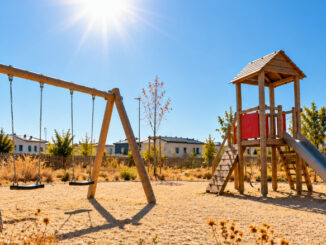 Menschenleerer Spielplatz ohne Sonnenschutz in der glühenden Mittagssonne mit trockener, spärlicher Vegetation. KI-generiertes Bild.