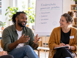 KI-Bild einer vielfältige Gruppe Erwachsener im gemeinsamen Austausch während eines Kinderschutzkurses.