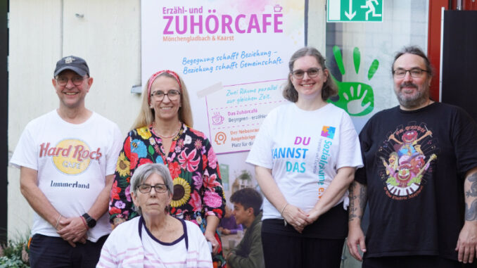 Mitglieder von Sozialräume e.V. mit Ursula Gilbers vor dem Eingang des Familienzentrums Kaarst-Mitte beim ersten Erzähl- und Zuhörcafé.