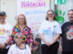 Mitglieder von Sozialräume e.V. mit Ursula Gilbers vor dem Eingang des Familienzentrums Kaarst-Mitte beim ersten Erzähl- und Zuhörcafé.