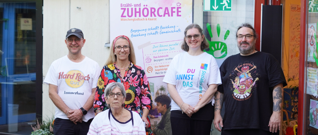 Mitglieder von Sozialräume e.V. mit Ursula Gilbers vor dem Eingang des Familienzentrums Kaarst-Mitte beim ersten Erzähl- und Zuhörcafé.