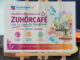 Veranstaltungsfoto vom ersten Erzähl- und Zuhörcafé von Sozialräume e.V. am 4. Oktober 2026 im Städtischen Familienzentrum Kaarst-Mitte in der Büdericher Straße. Zu sehen ist die Willkommenstafel des Zuhörcafés mit dem Leitgedanken „Erzählen. Zuhören. Dabeisein.“ sowie ein Teil des vorbereiteten Cafébereichs.