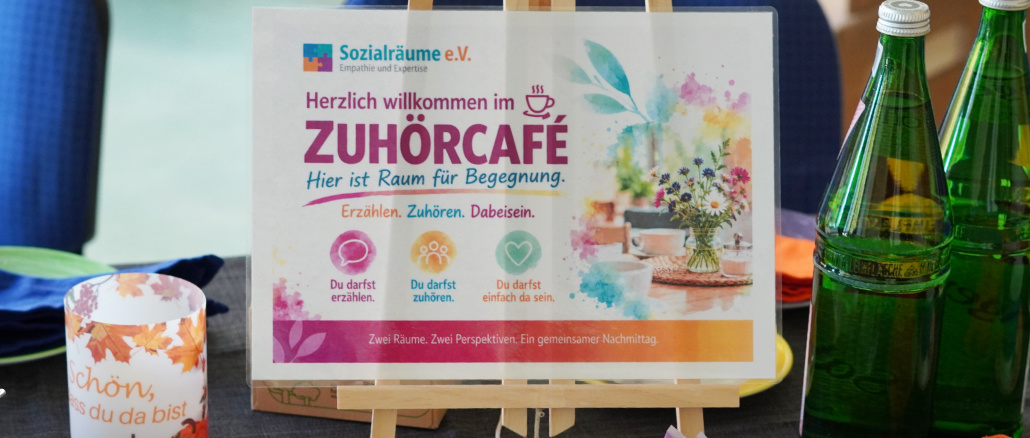 Veranstaltungsfoto vom ersten Erzähl- und Zuhörcafé von Sozialräume e.V. am 4. Oktober 2026 im Städtischen Familienzentrum Kaarst-Mitte in der Büdericher Straße. Zu sehen ist die Willkommenstafel des Zuhörcafés mit dem Leitgedanken „Erzählen. Zuhören. Dabeisein.“ sowie ein Teil des vorbereiteten Cafébereichs.