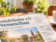 KI-generiertes Symbolbild für die Presseschau von Sozialräume e.V.: Eine fiktive Zeitung mit der Überschrift „Sozialräume e.V. Presseschau“ liegt auf einem Tisch mit Kaffeetasse, Brille und Notizbuch. Das Bild dient als wiederkehrendes Titelbild für Beiträge zur Medienberichterstattung über Sozialräume e.V.